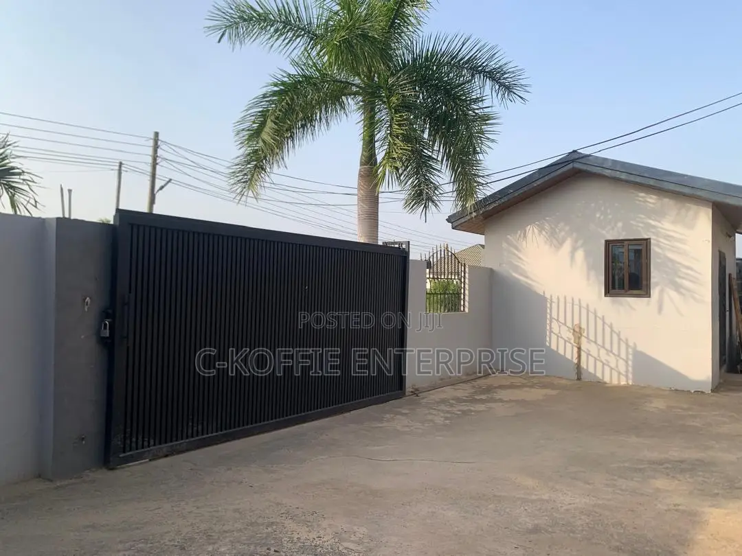 Furnished 8bdrm House in Tema Com 25 for rent