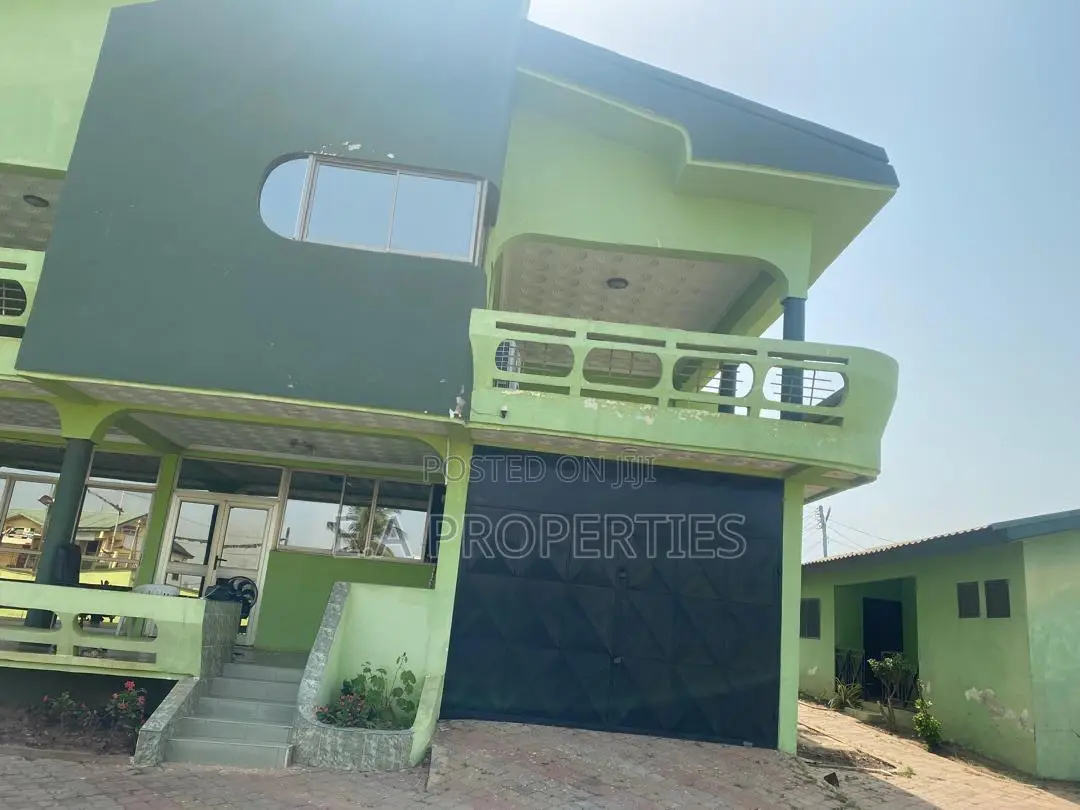 9bdrm House in Sakumono for rent