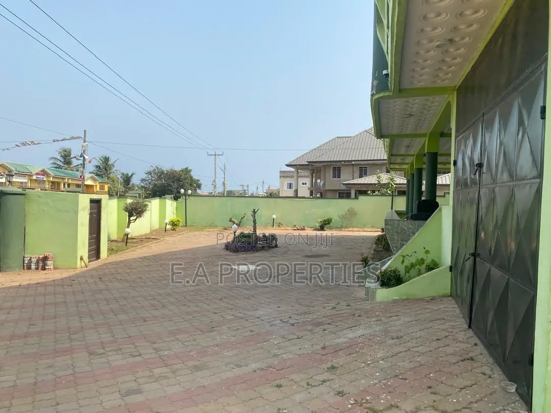 9bdrm House in Sakumono for rent