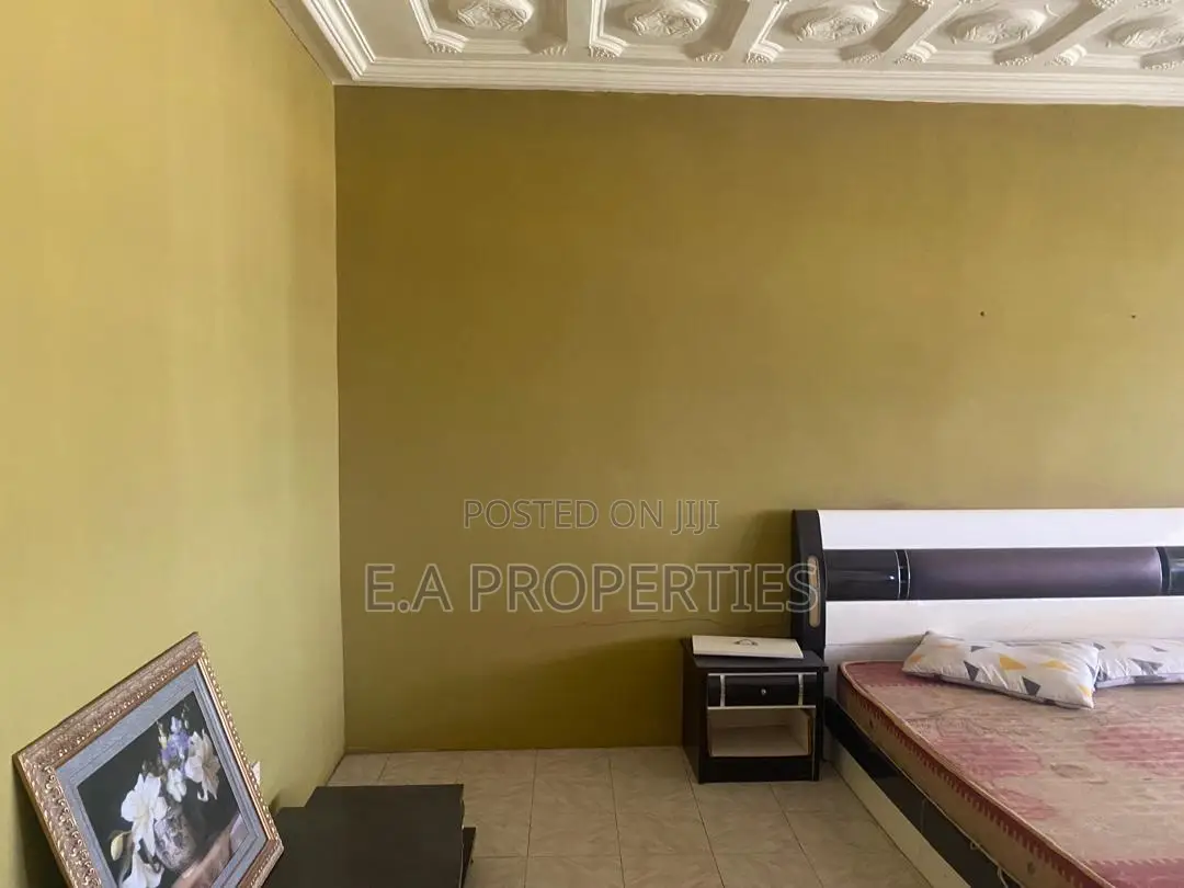 9bdrm House in Sakumono for rent