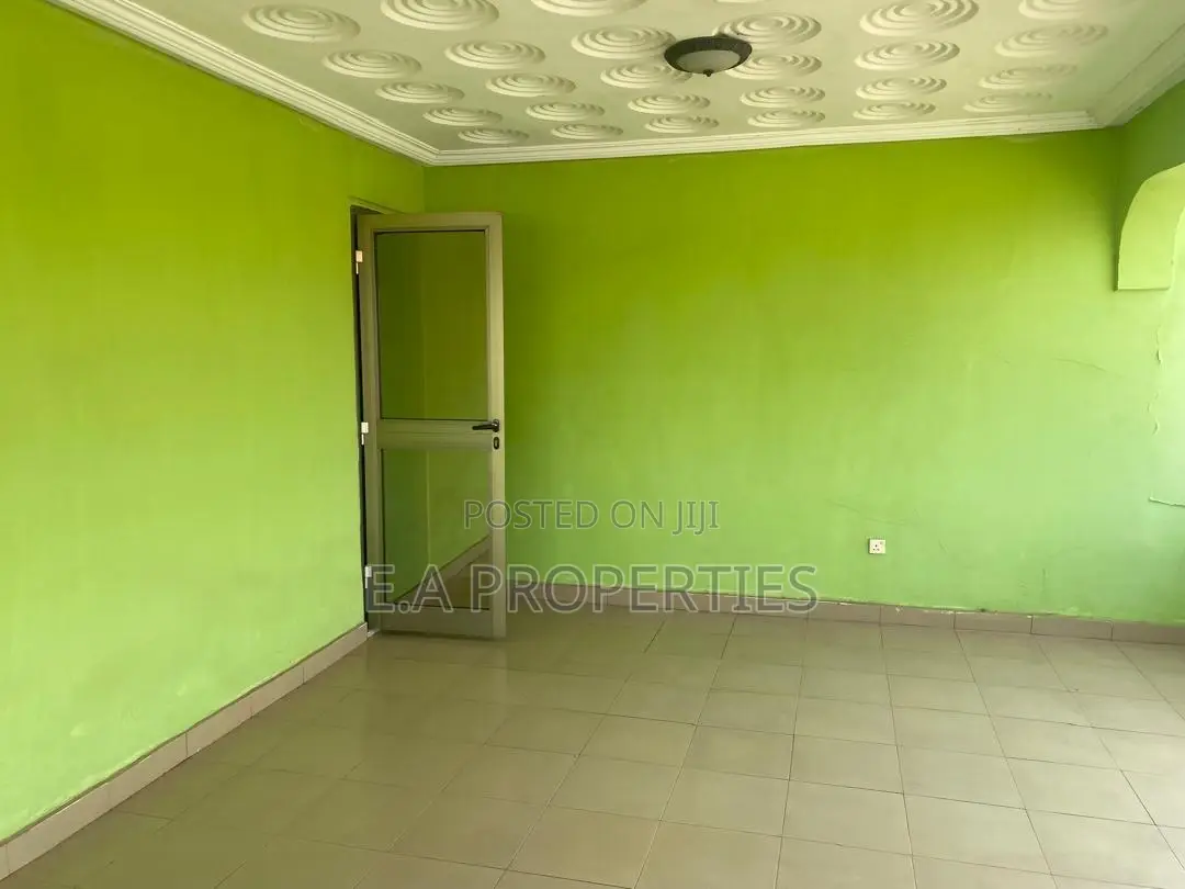 9bdrm House in Sakumono for rent