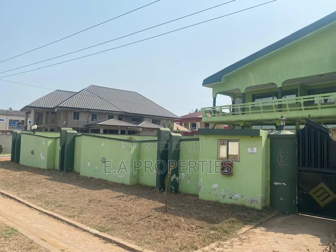9bdrm House in Sakumono for rent