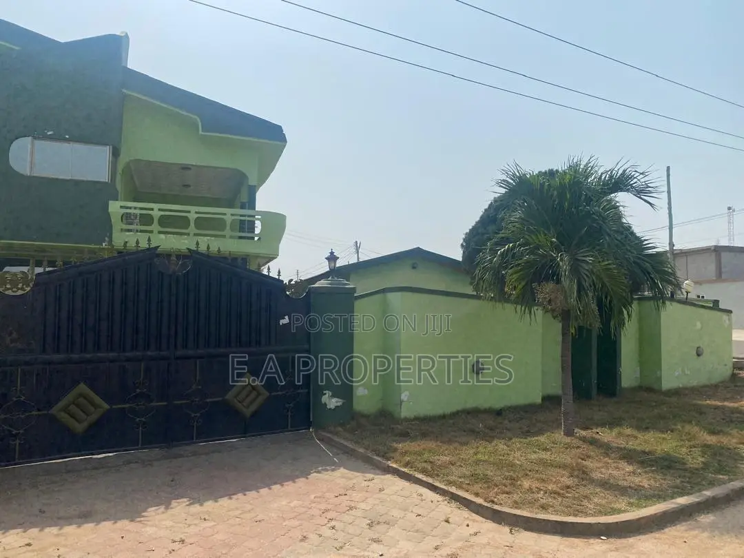 9bdrm House in Sakumono for rent