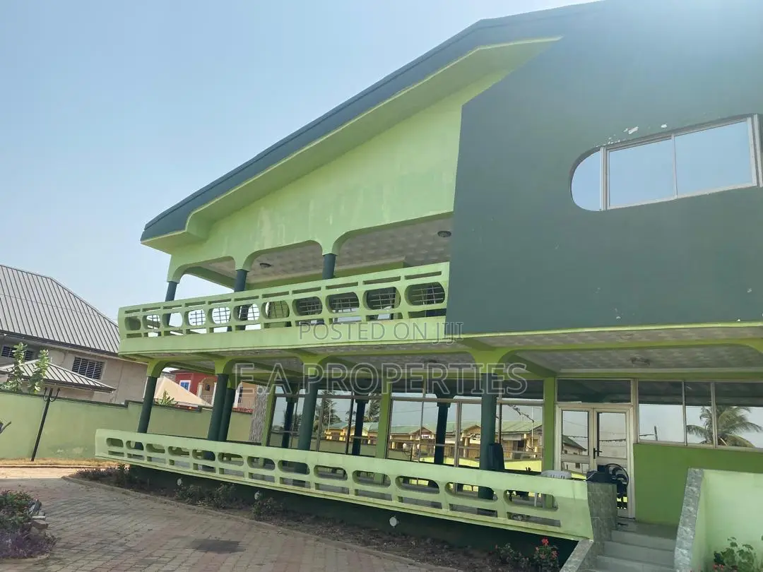 9bdrm House in Sakumono for rent