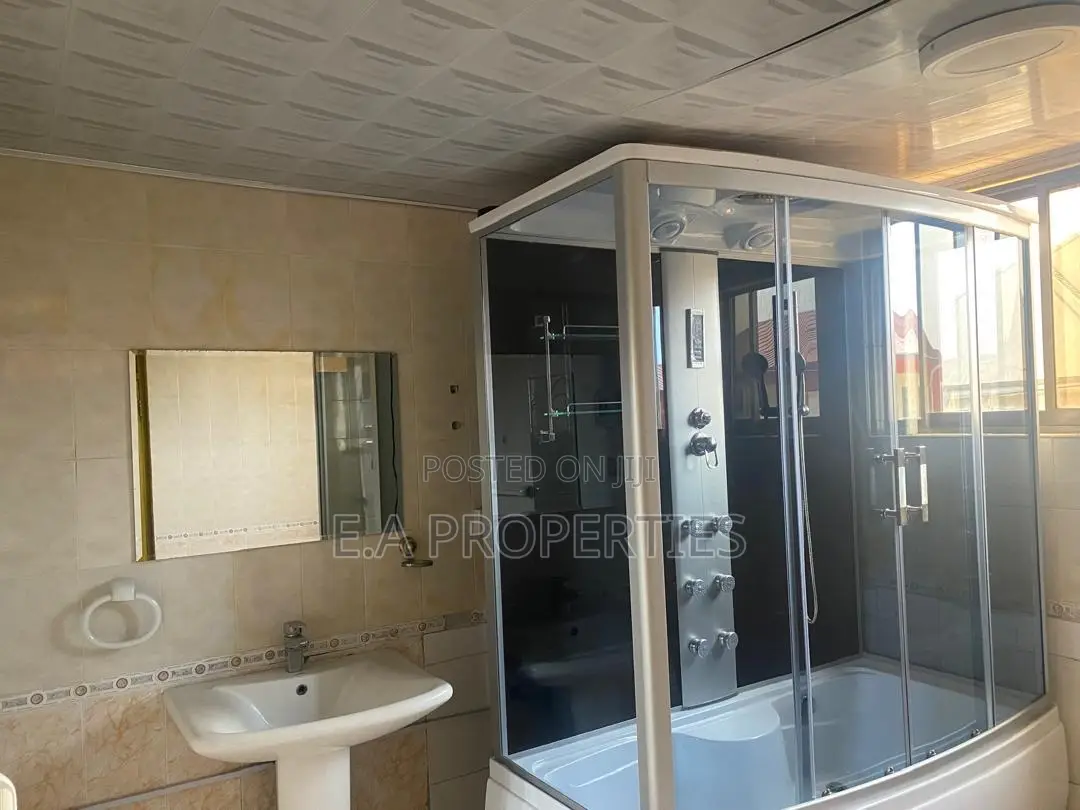 9bdrm House in Sakumono for rent