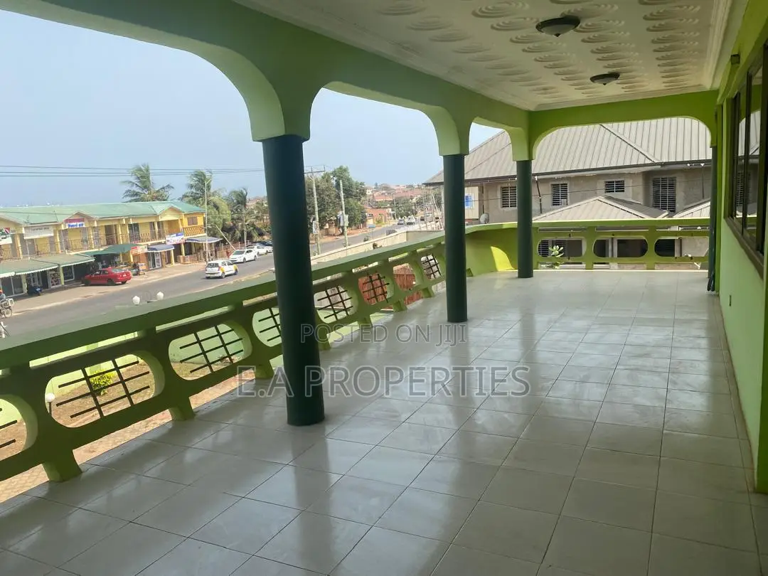 9bdrm House in Sakumono for rent