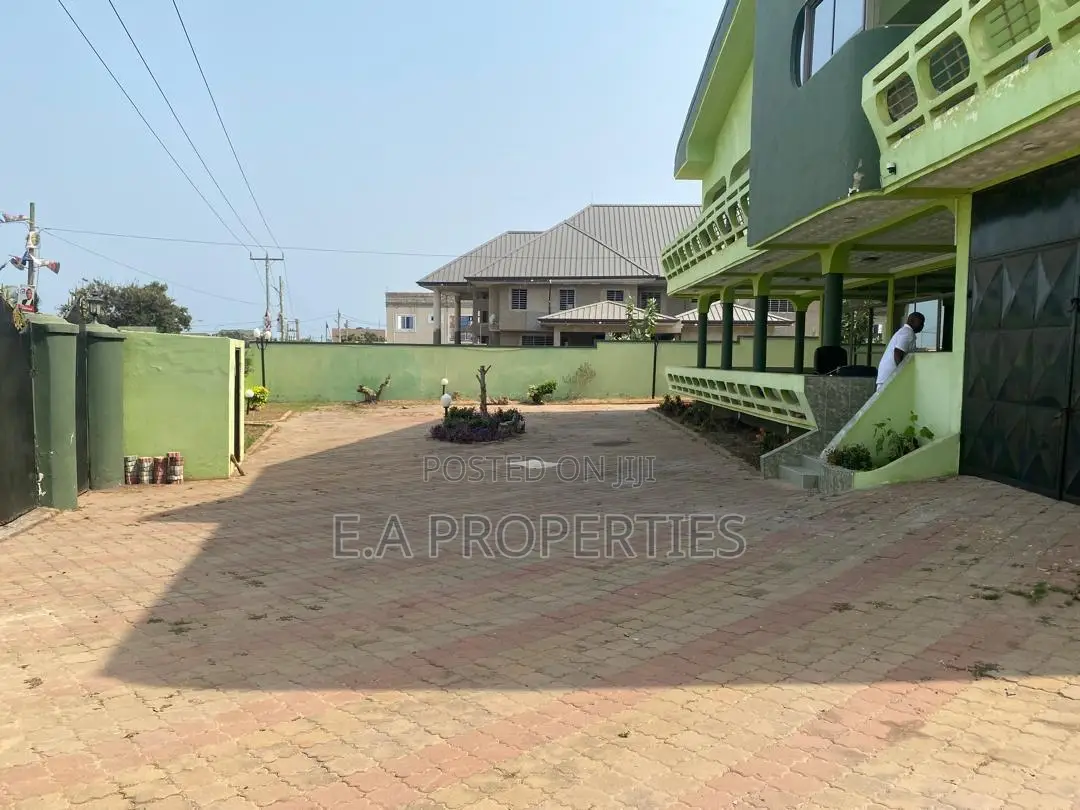 9bdrm House in Sakumono for rent