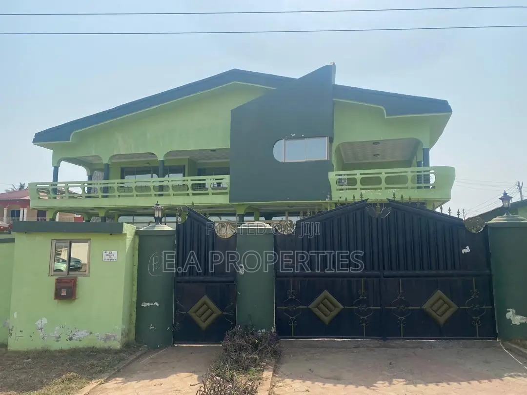 9bdrm House in Sakumono for rent