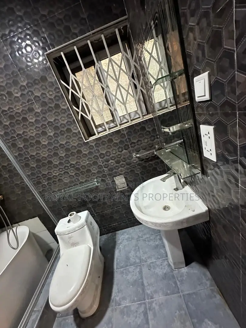 4bdrm House in Luxelooks Properties, East Legon for rent