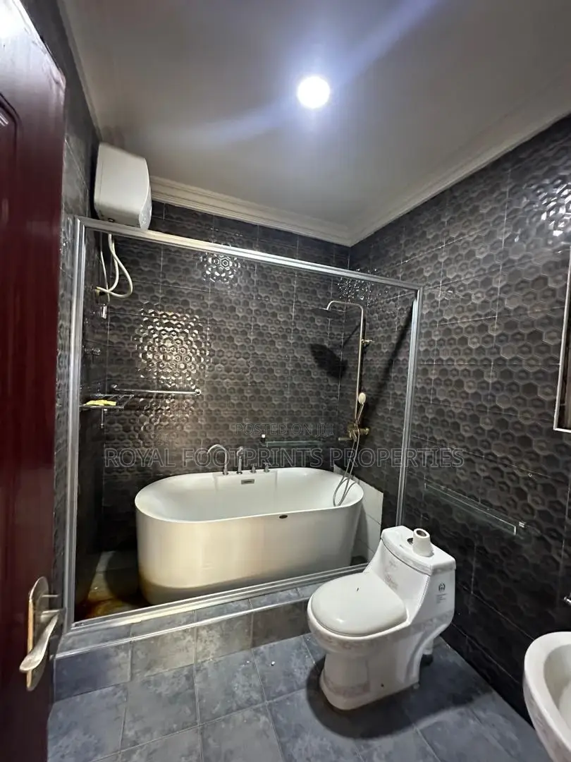 4bdrm House in Luxelooks Properties, East Legon for rent