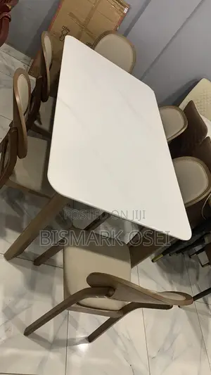 A Beautiful 6 Seater Dining Table, With a Golden Designs