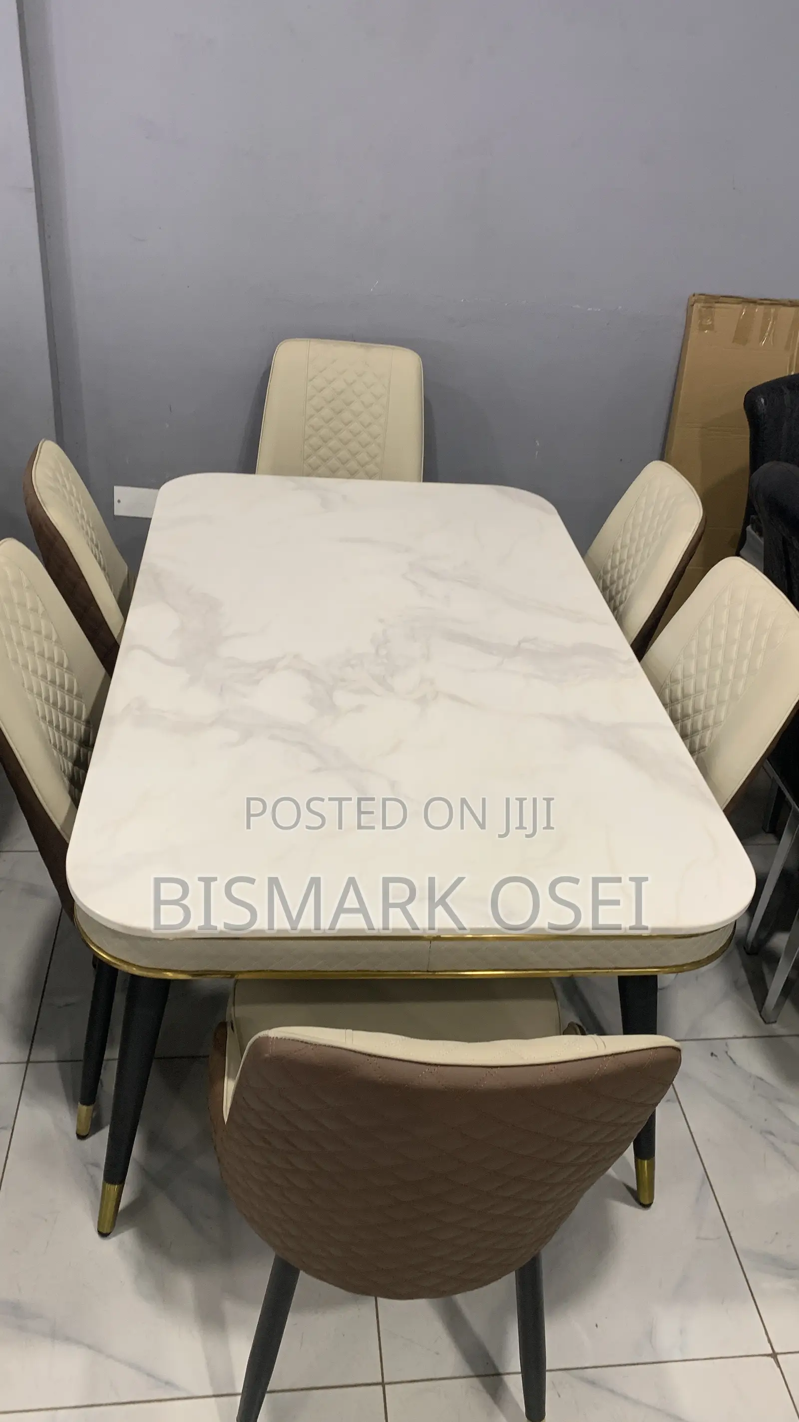 A Beautiful 6 Seater Dining Table, With a Golden Designs