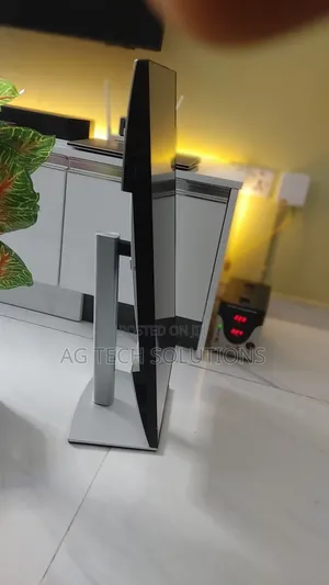 Dell Ultrasharp 27 Inches Edgeless Monitor
