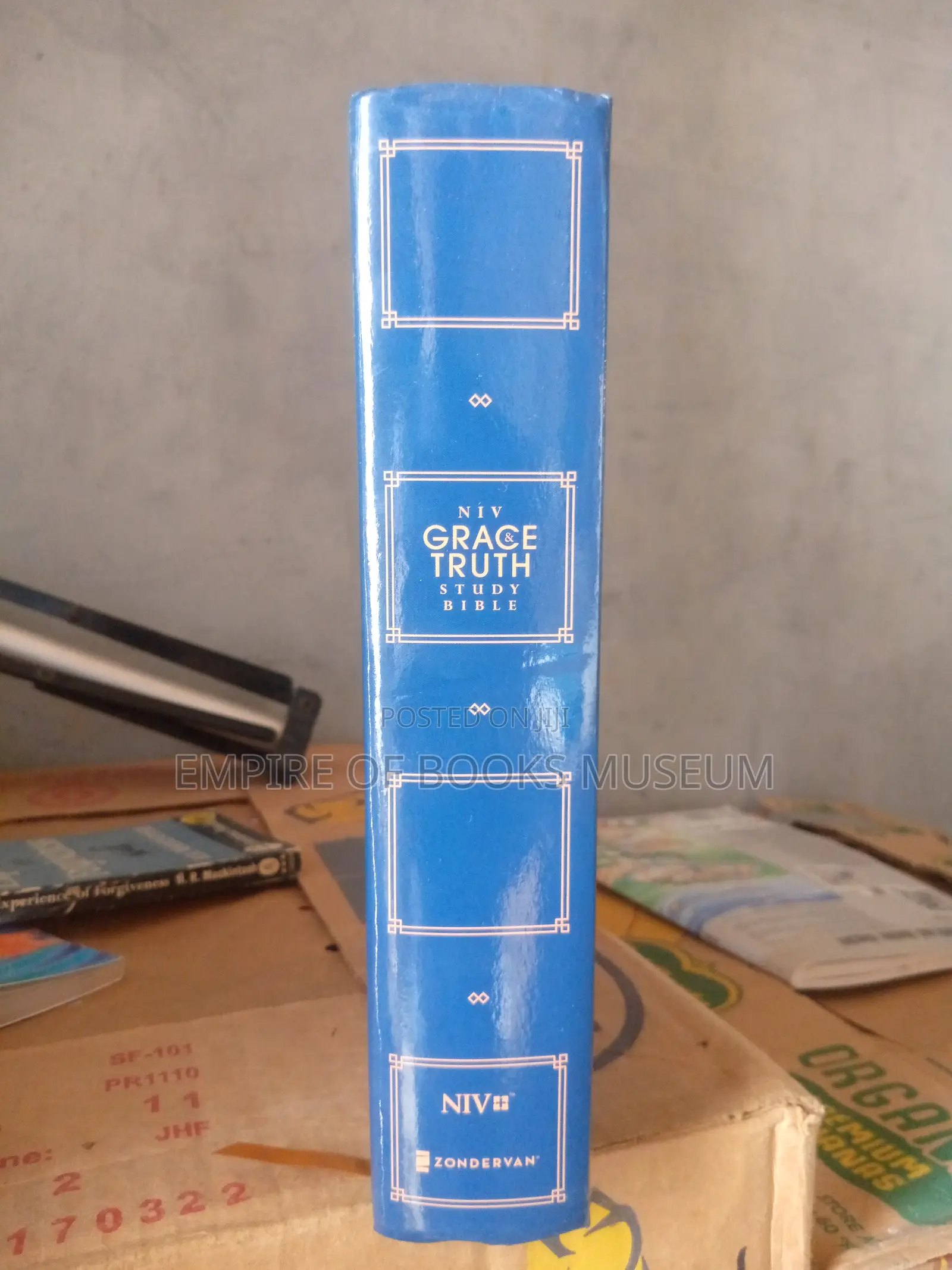 Niv Grace and Truth Study Bible
