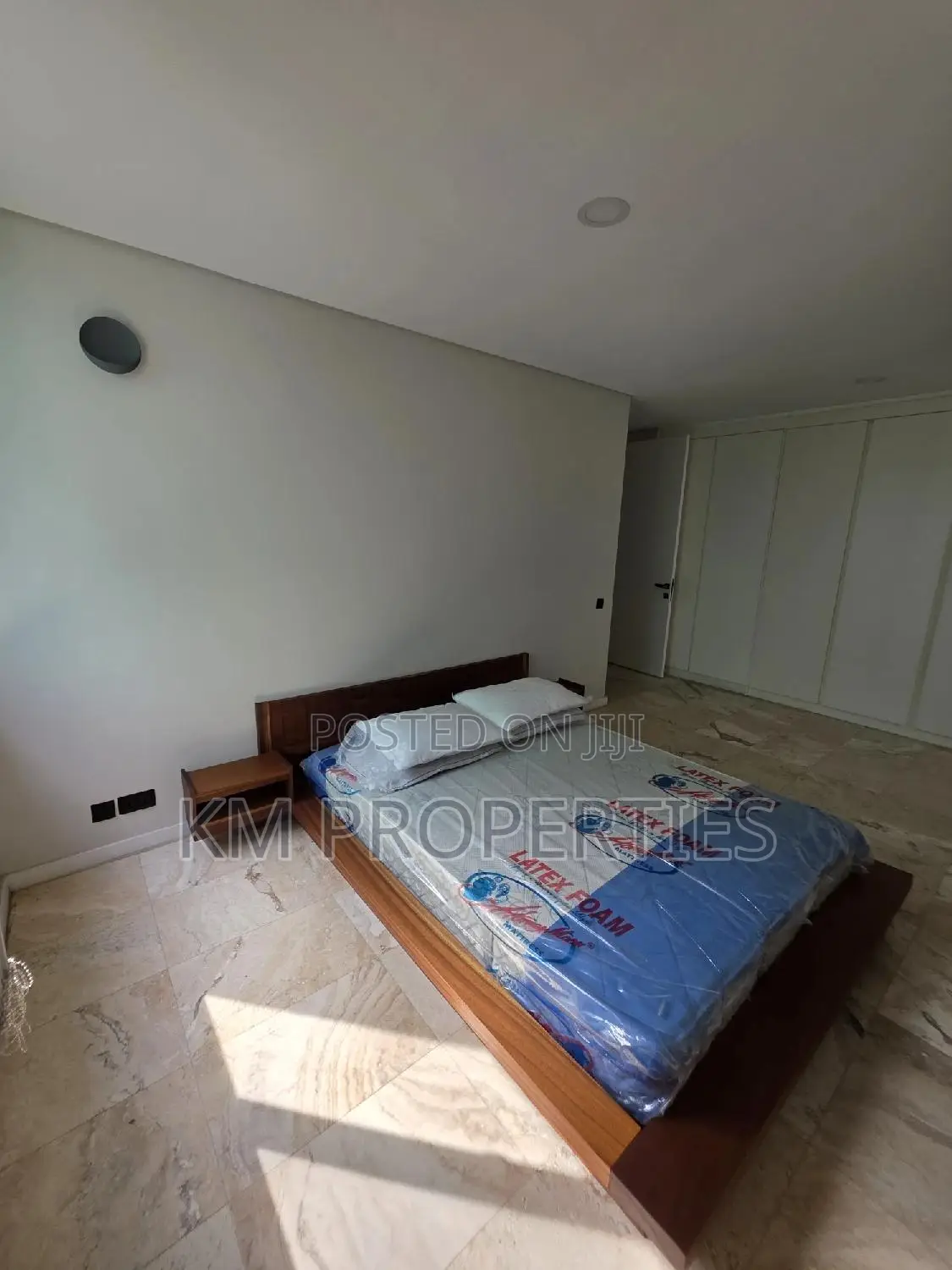 Fully-Furnished 2 Beds Airbnb in Labone