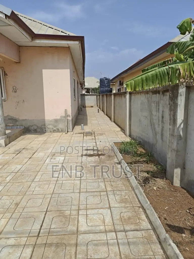 3bdrm House in Tema Community 25 for sale