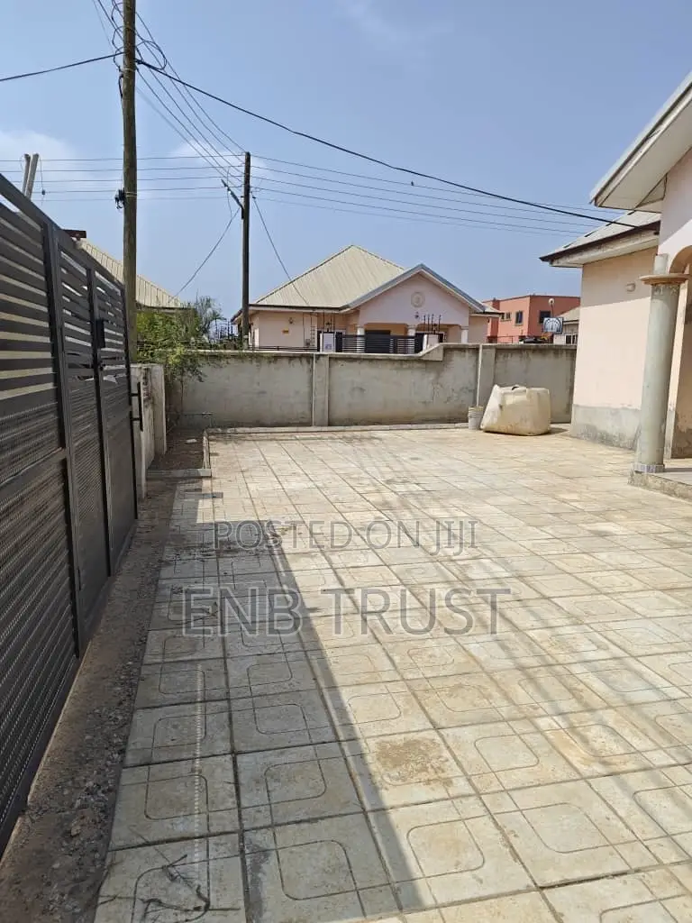 3bdrm House in Tema Community 25 for sale