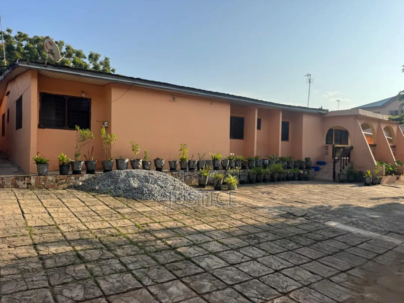 5 Beds House With 16 Shops Ablekuma