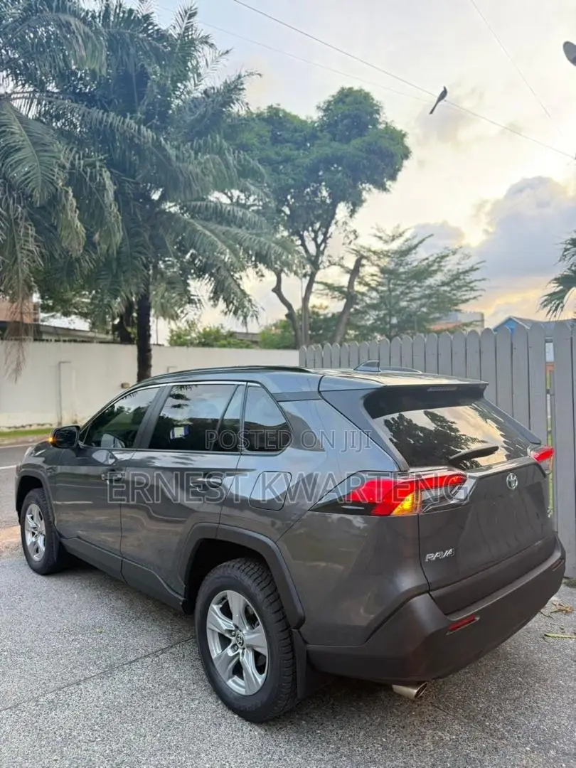 Toyota RAV4 XLE Premium AWD 2023 Gray