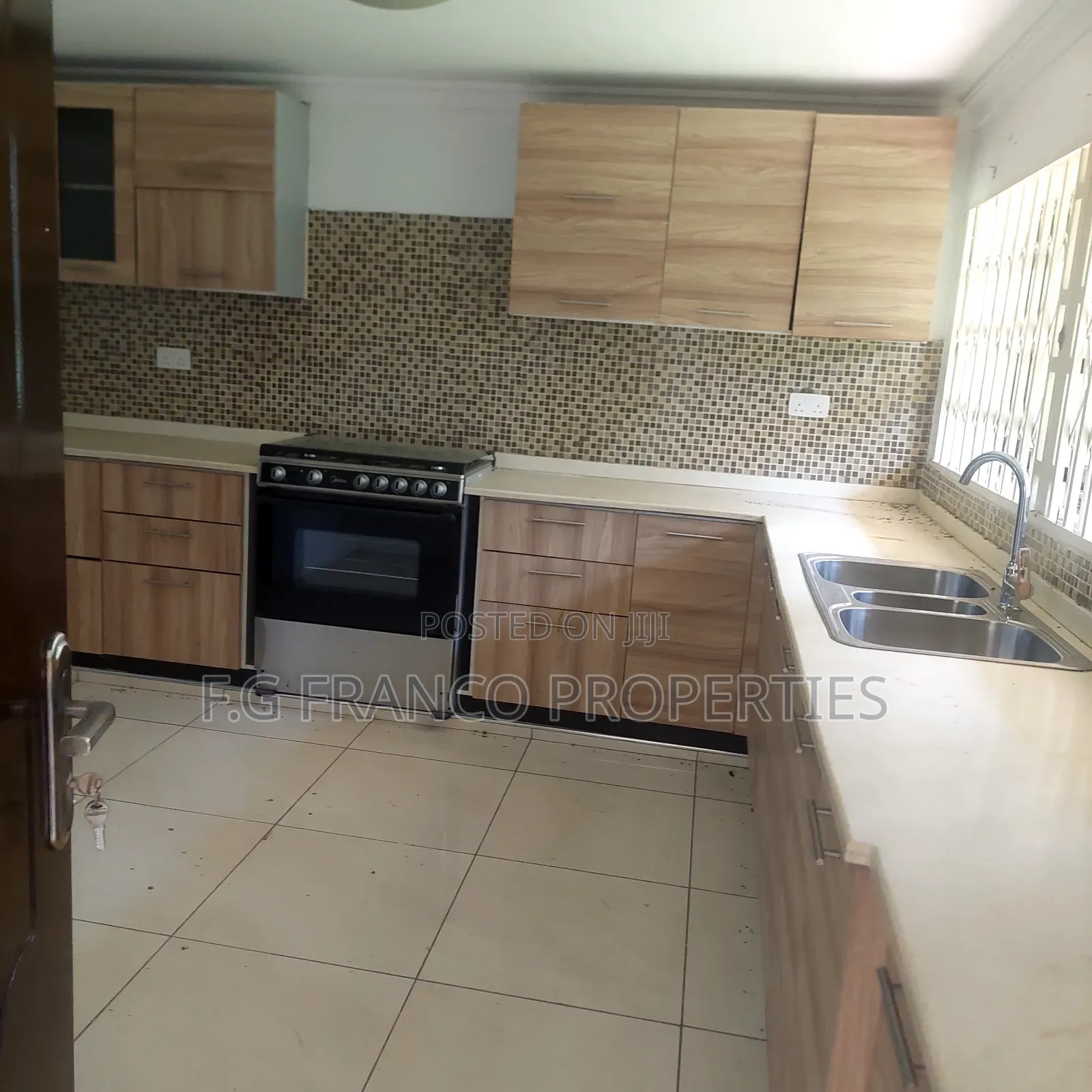 3bdrm House in Kg. Franco, Tema Metropolitan for rent