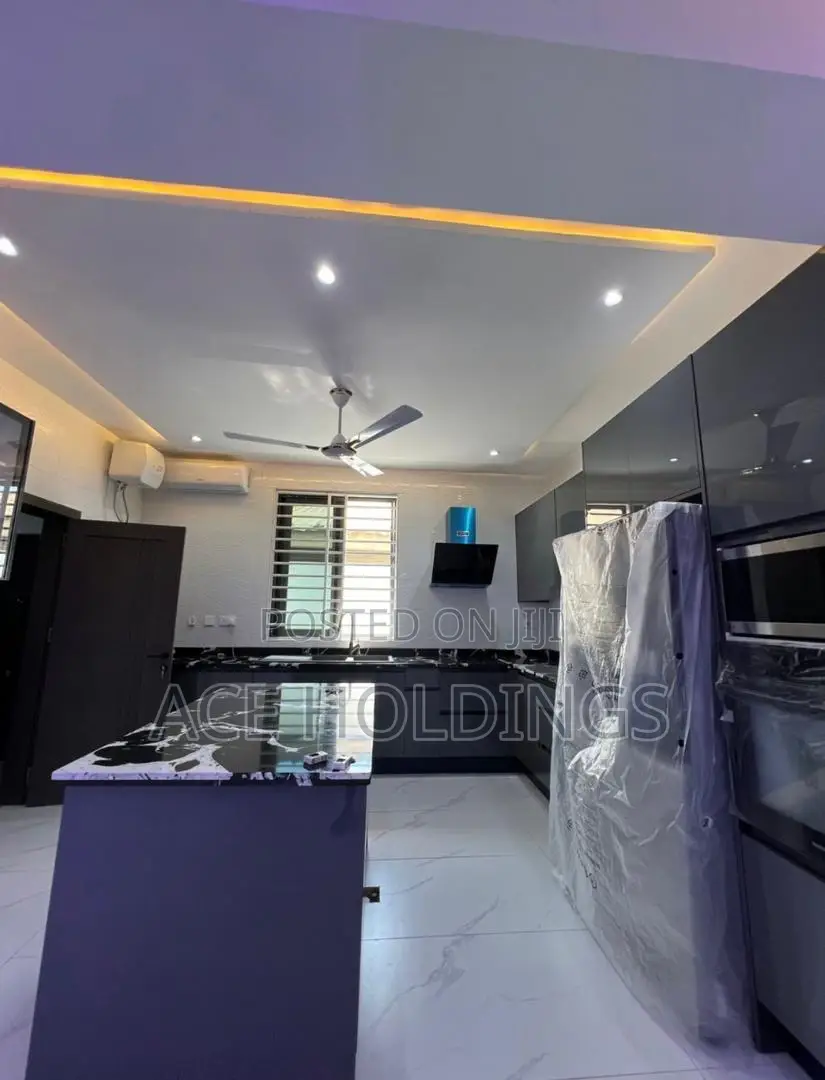 3bdrm Mansion in Ashale Botwe for sale