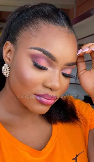 Make-Up Artist