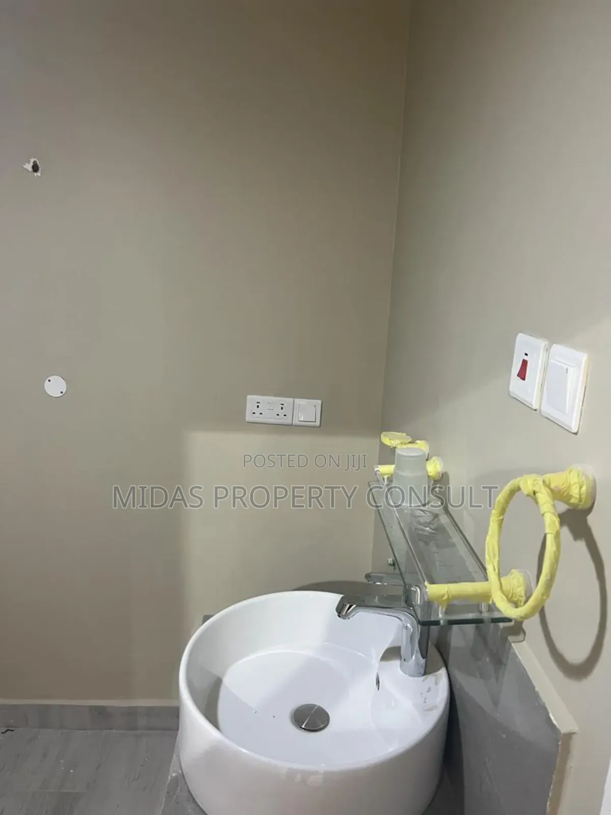 10bdrm House in Prime Tema for sale