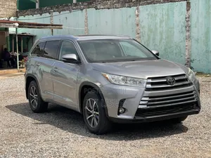 Toyota Highlander XLE 4x2 V6 (3.5L 6cyl 8A) 2018 Silver