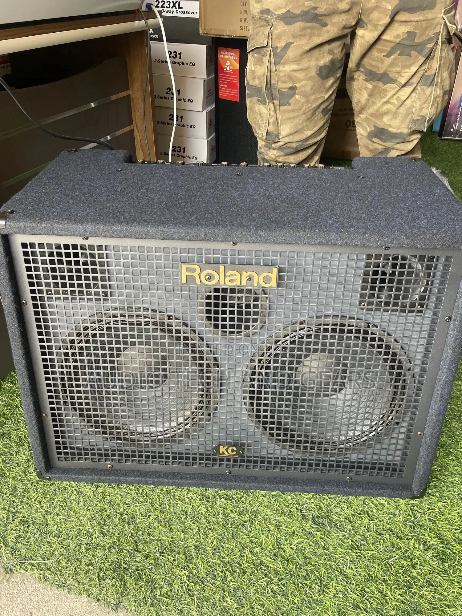 Roland Kc880 4-Channel Keyboard Combo