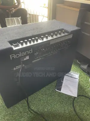 Roland Kc880 4-Channel Keyboard Combo
