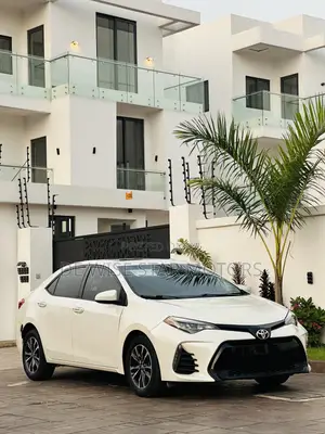 Toyota Corolla XLE (1.8L 4cyl 2A) 2018 White