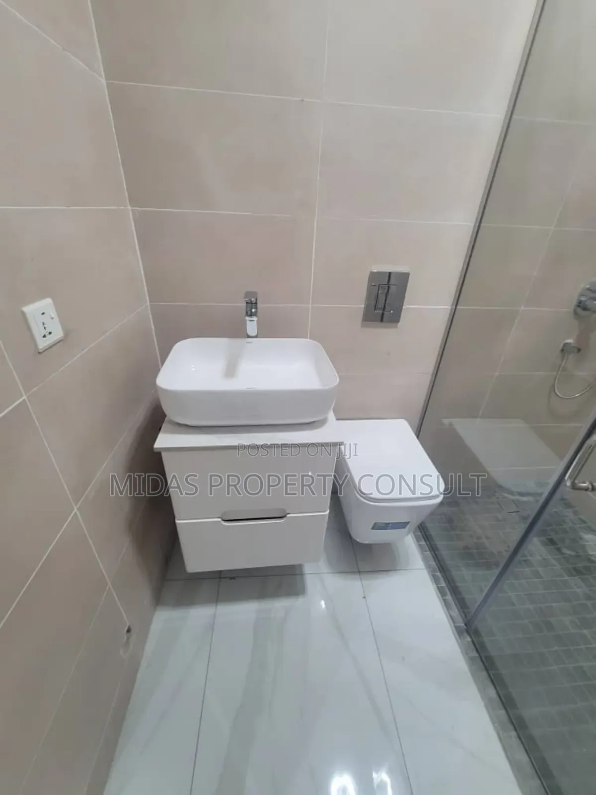 3bdrm House in East Airport, Spintex for sale