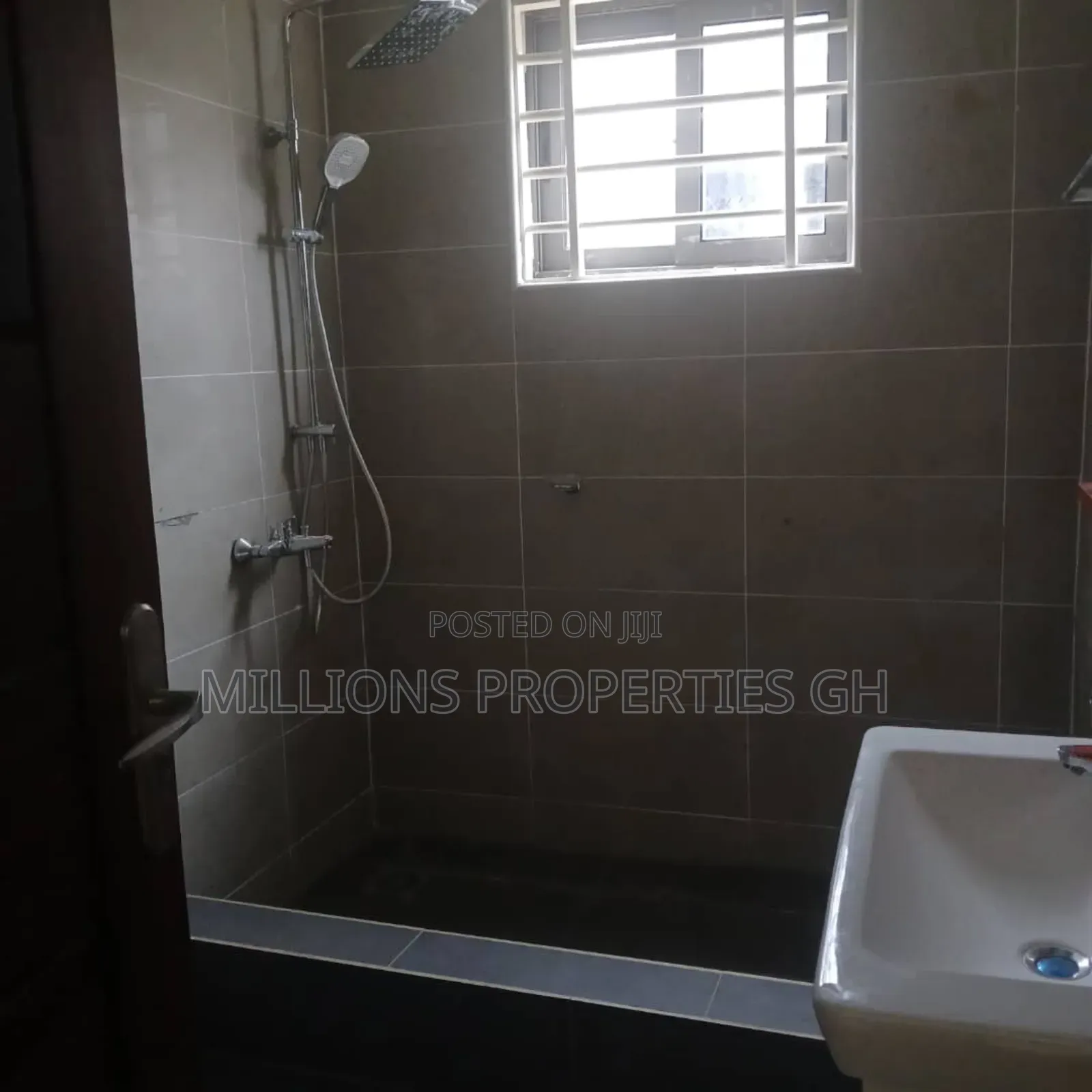 3bdrm House in Millions Properties, Kumasi Metropolitan for sale