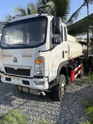 Sinotruk Howo 5000l 4x4 Light Refueling Oil Truck LHD
