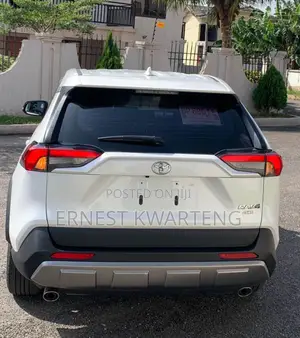 Toyota RAV4 XLE Premium AWD 2023 White