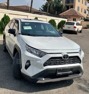 Toyota RAV4 XLE Premium AWD 2023 White