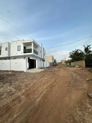 3bdrm Duplex in Ashaley Botwe for sale
