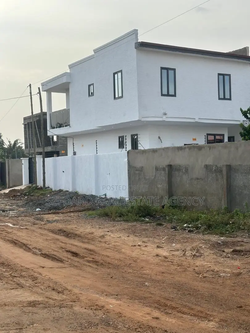 3bdrm Duplex in Ashaley Botwe for sale