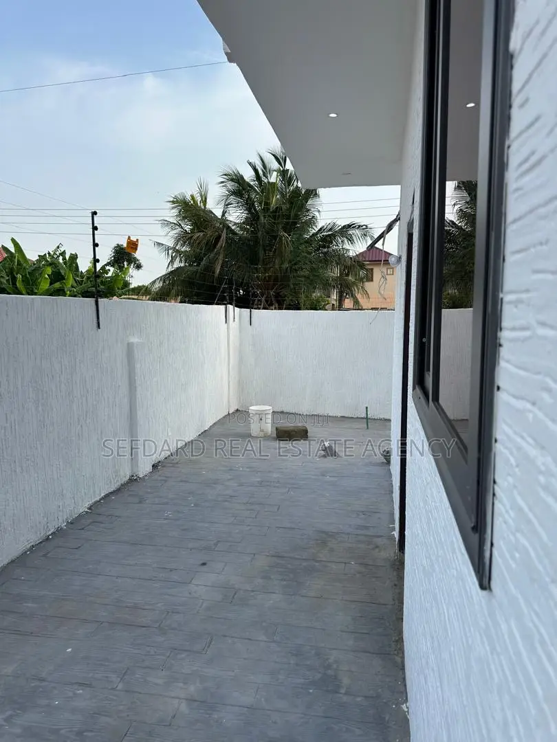 3bdrm Duplex in Ashaley Botwe for sale