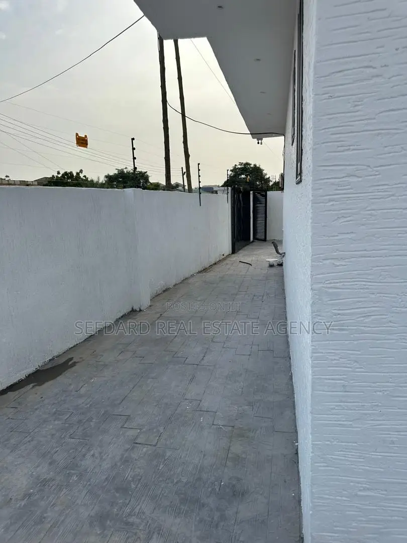 3bdrm Duplex in Ashaley Botwe for sale