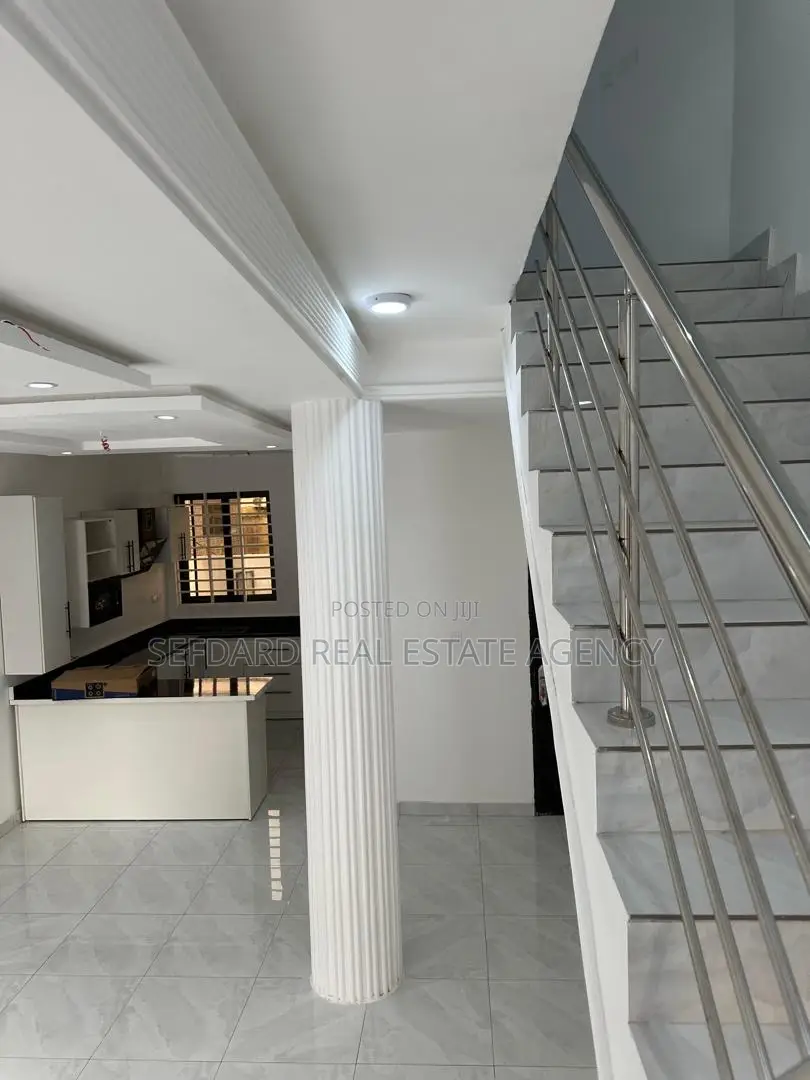 3bdrm Duplex in Ashaley Botwe for sale