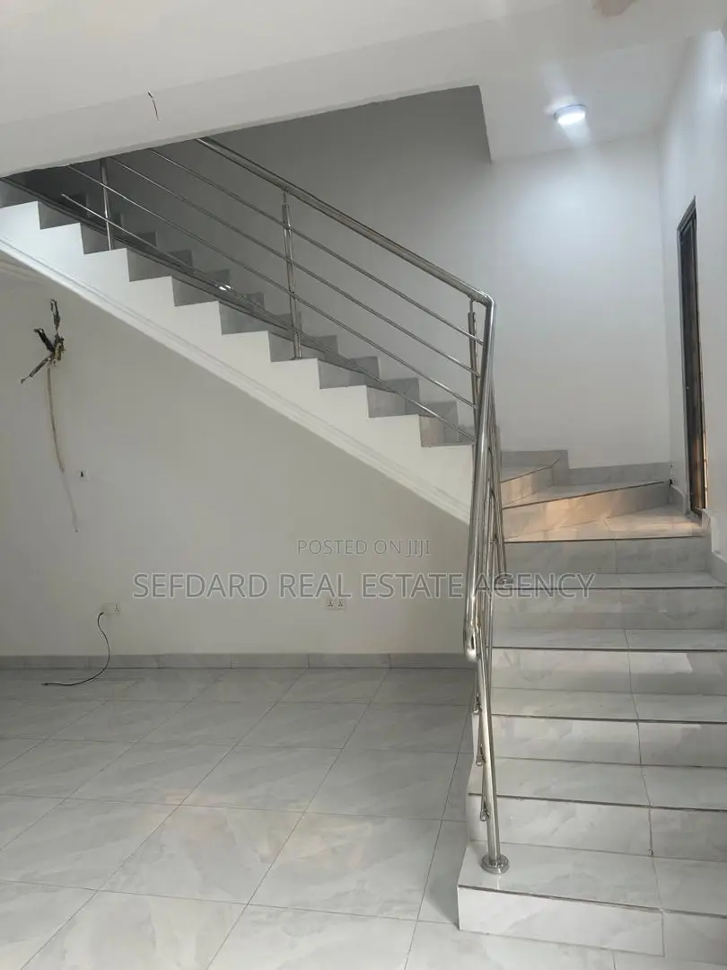 3bdrm Duplex in Ashaley Botwe for sale