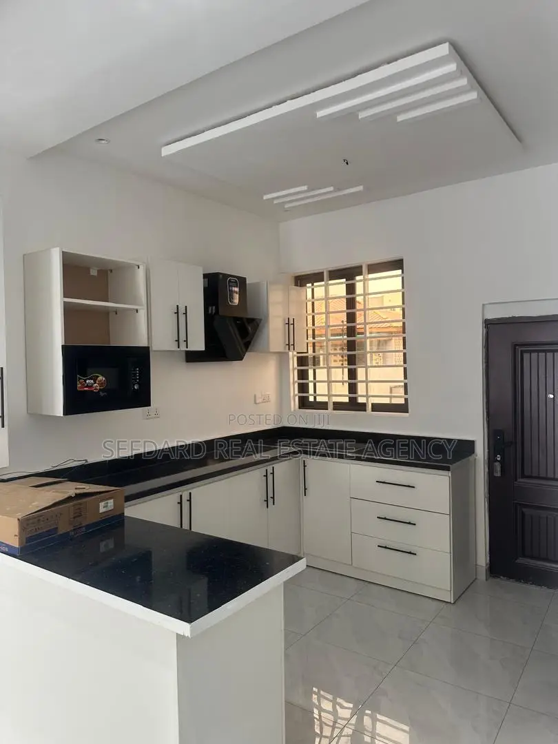 3bdrm Duplex in Ashaley Botwe for sale