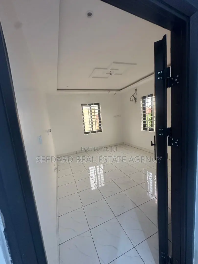 3bdrm Duplex in Ashaley Botwe for sale