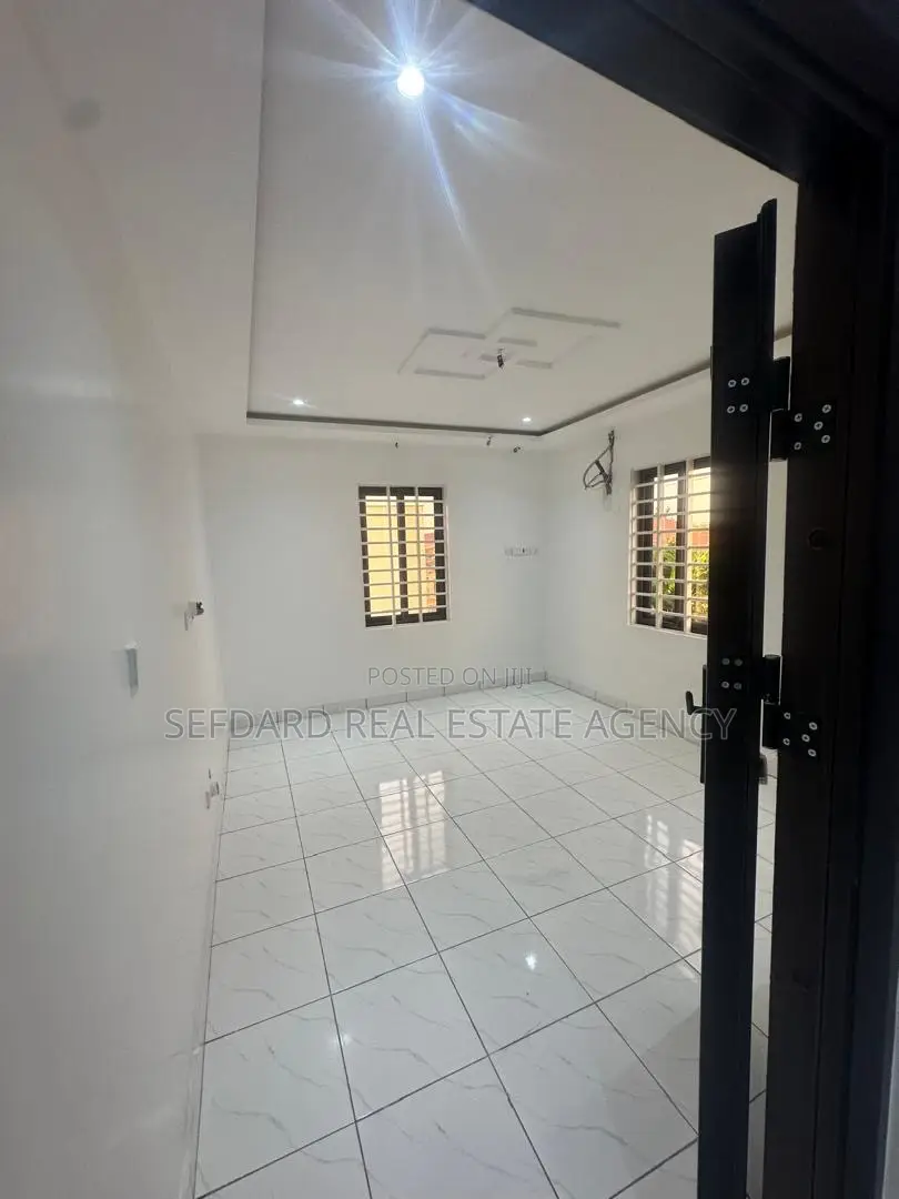 3bdrm Duplex in Ashaley Botwe for sale