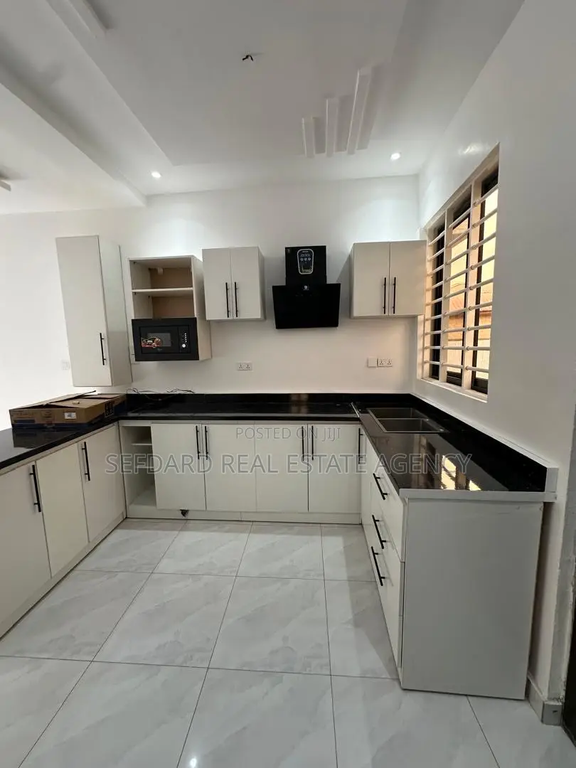 3bdrm Duplex in Ashaley Botwe for sale