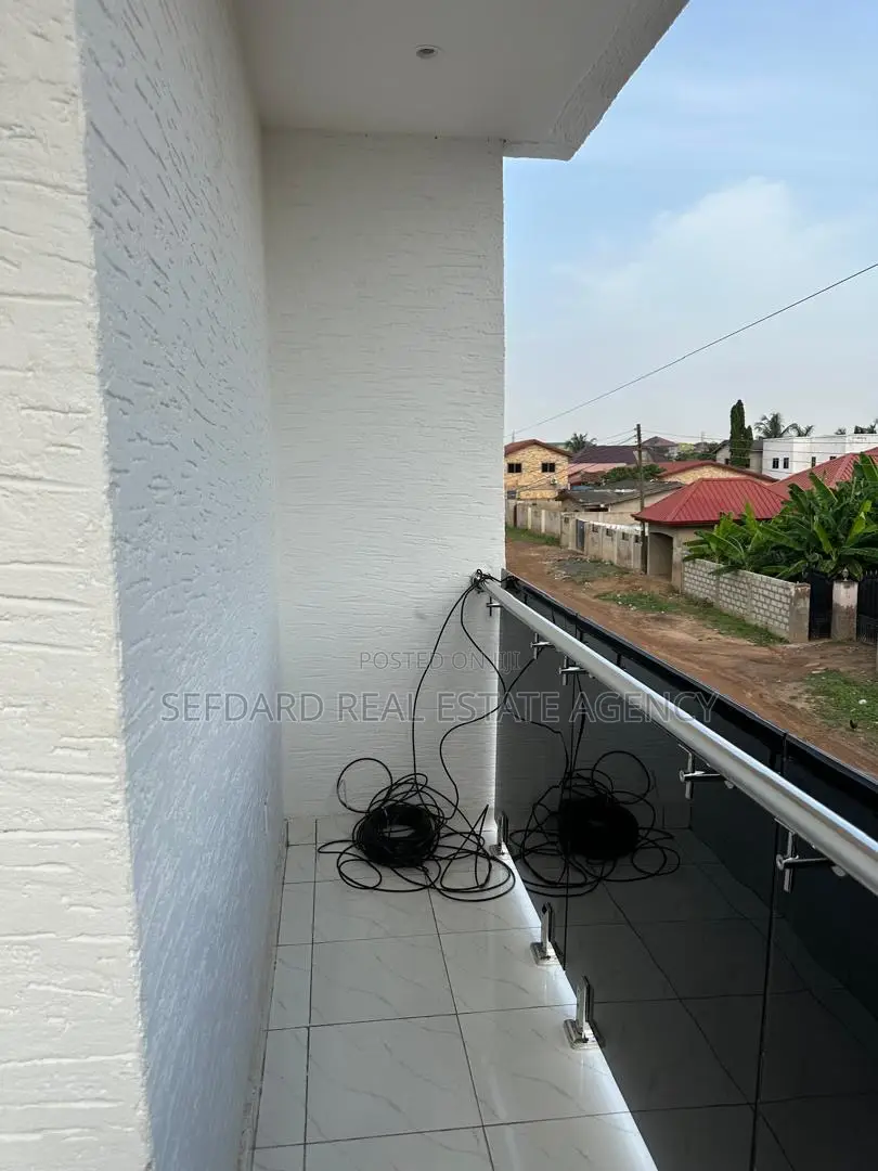 3bdrm Duplex in Ashaley Botwe for sale