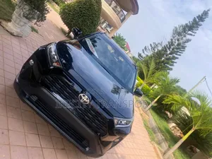 Toyota RAV4 XLE Premium 2021 Black