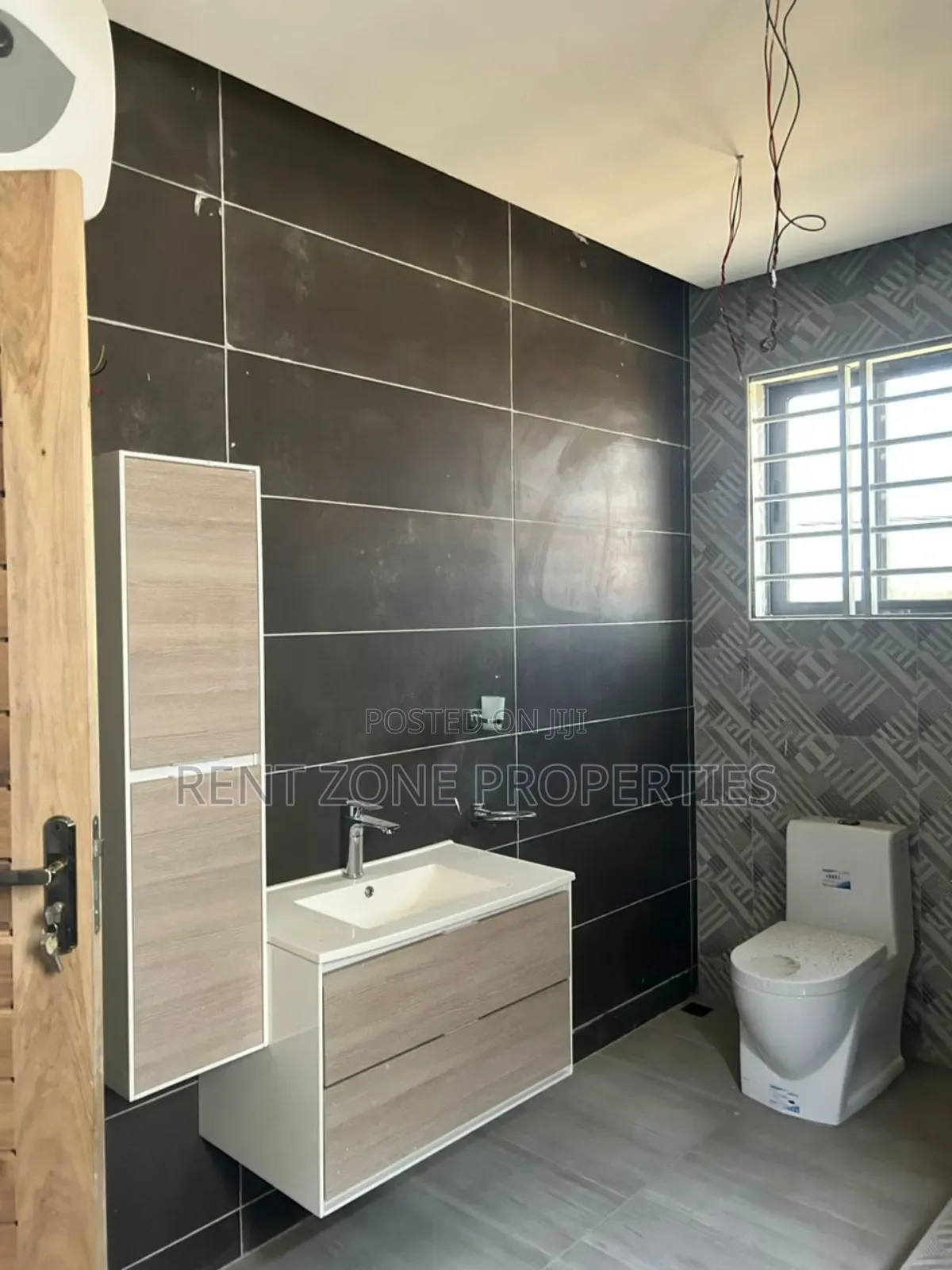 4bdrm Duplex in Dome for sale