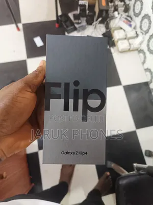 New Samsung Galaxy Z Flip4 256 GB Gold